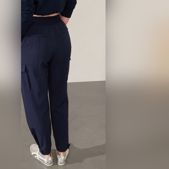 NWT Athleta ENDLESS HIGH RISE CARGO PANT Color: Navy (Tall) Size 4 - Picture 4 of 7